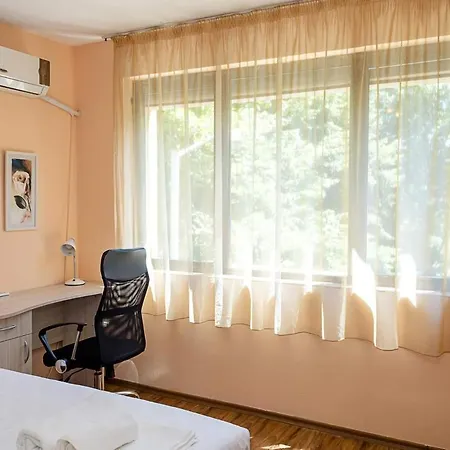 Апартаменти Comfortable 2br Maisonette Near Center By Flat Manаger Варна