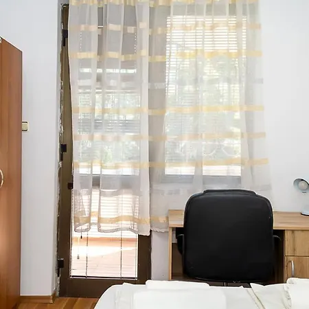 Апартаменти Comfortable 2br Maisonette Near Center By Flat Manаger