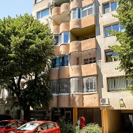 Апартаменти Comfortable 2br Maisonette Near Center By Flat Manаger